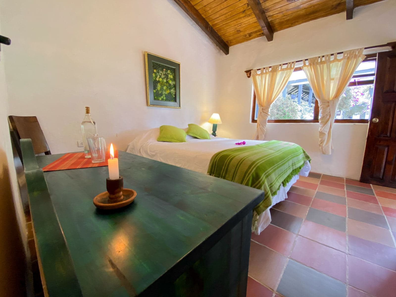 Fotografía de habitación de estilo rústico con vela