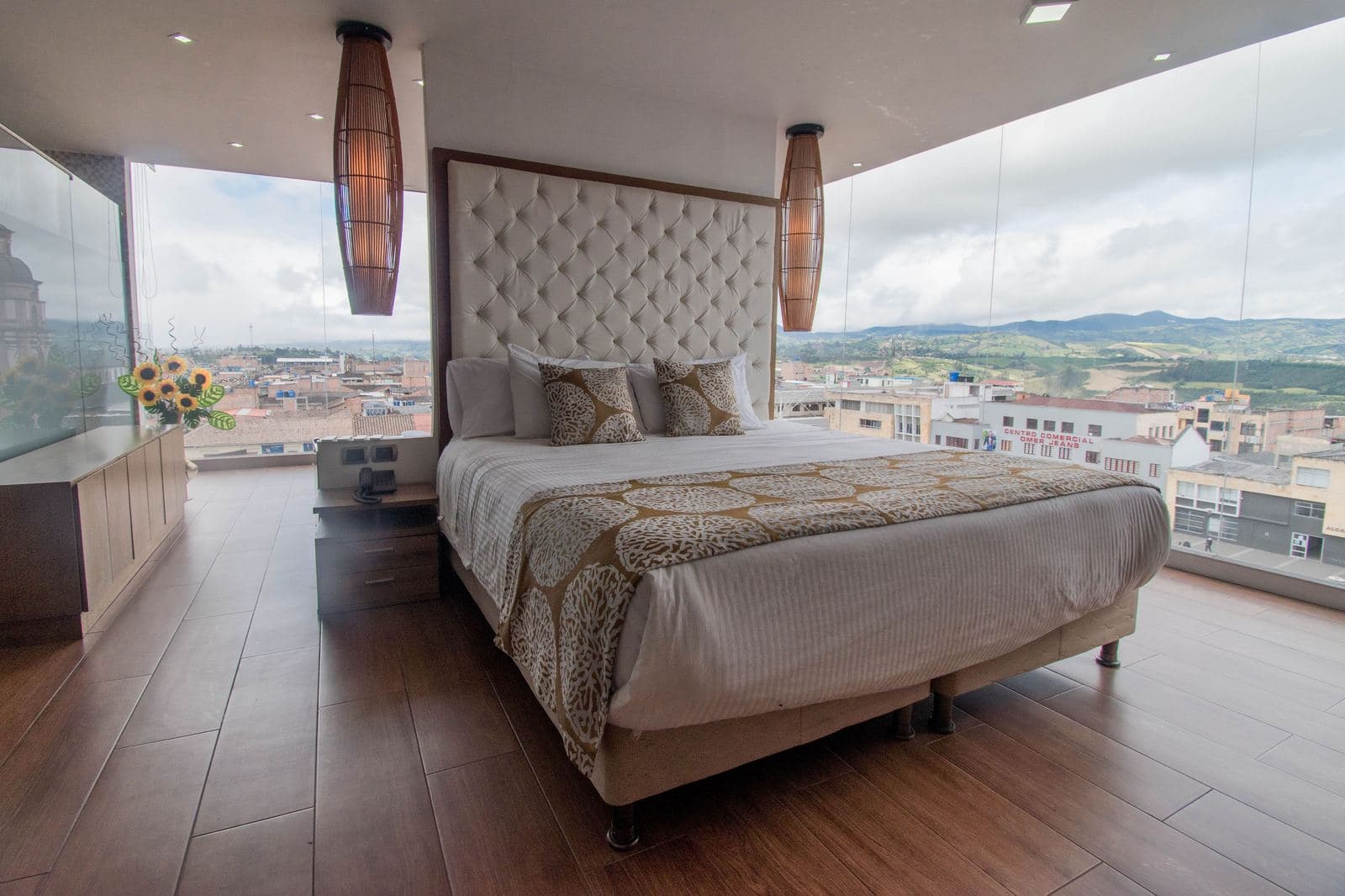 Fotografía de habitación con vista panorámica a la ciudad