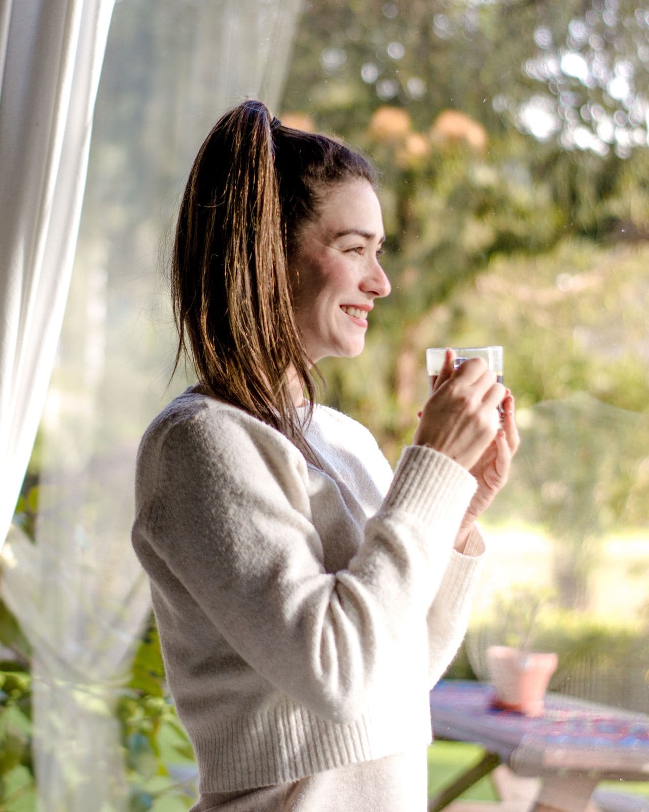 Fotografía de retrato junto a ventana con café
